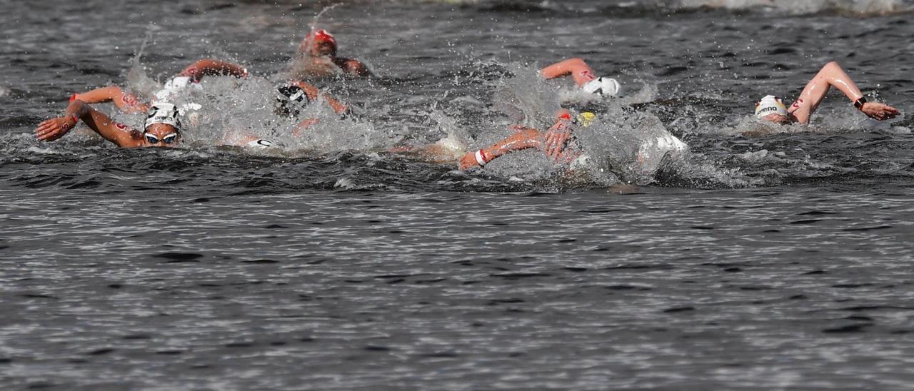 Una imagen de la prueba de maratón de aguas abiertas disputada en el parque marino de Odaiba.