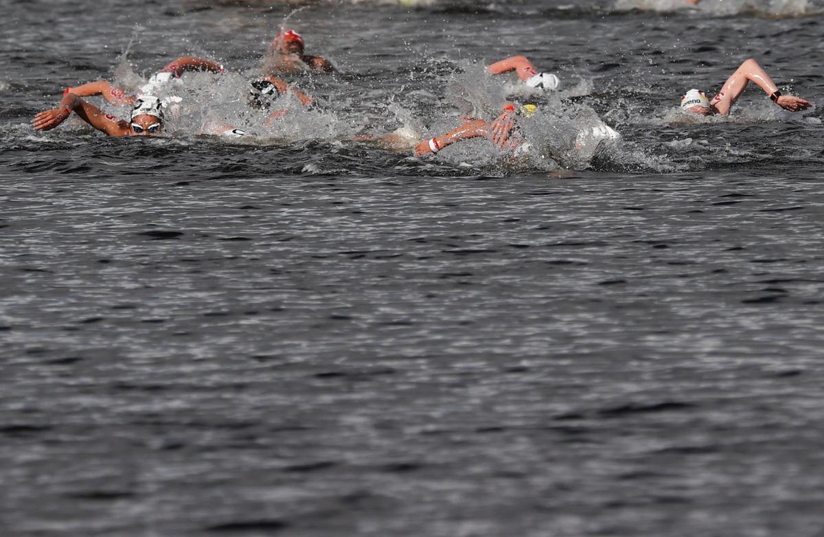 Una imagen de la prueba de maratón de aguas abiertas disputada en el parque marino de Odaiba.