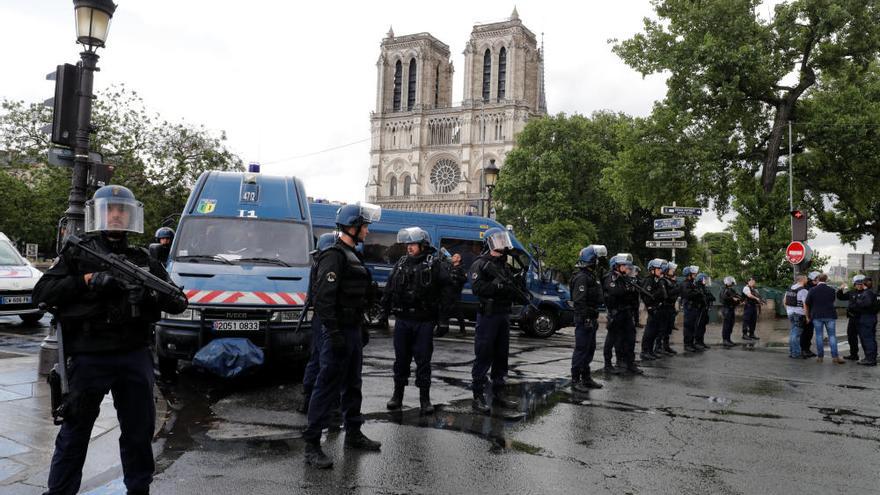 Ataque a un policía en Notre Dame