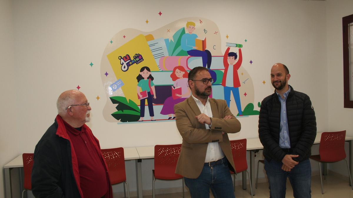 Antonio García, Diego José Mateos y José Ángel Ponce, en la nueva sala de estudio 24 horas.