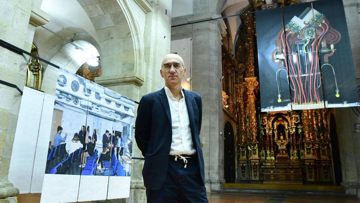 Armin Linke delante de sus fotografías en la exposición 'Instrumentos de visión'