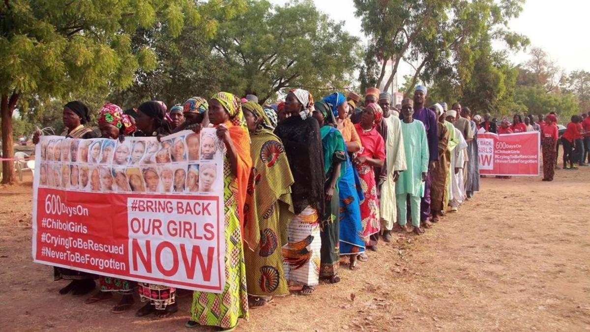 Miembros del movimiento de madres Bring Back Our Girls se manifiestan por la liberación de sus hijas, en Abuya (Nigeria), este jueves.