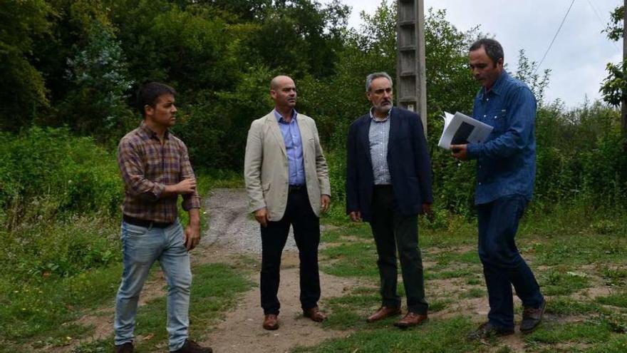 Cores Tourís con Félix Juncal, Martín Villanueva y el aparejador municipal en el entorno del Bispo. // G.N.