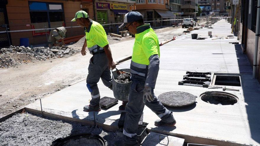 Dos operarios de la obra de Conde Vallellano (Vilagarcía) durante la mañana de ayer.