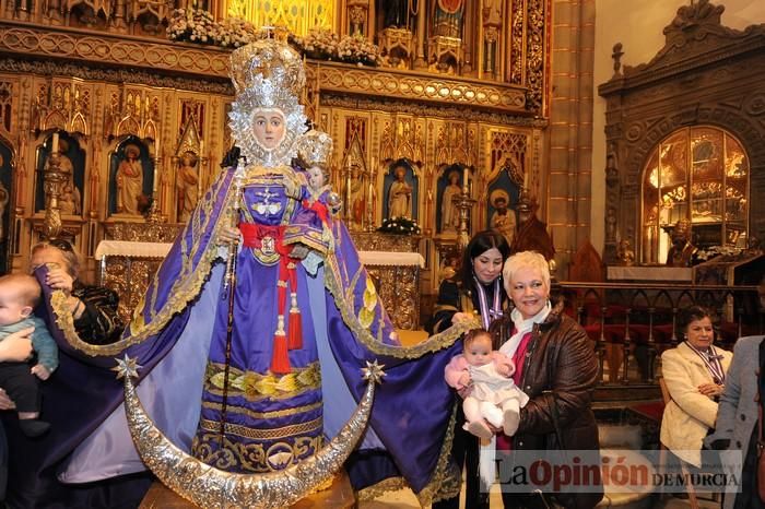 Los niños pasan por el manto de la Fuensanta