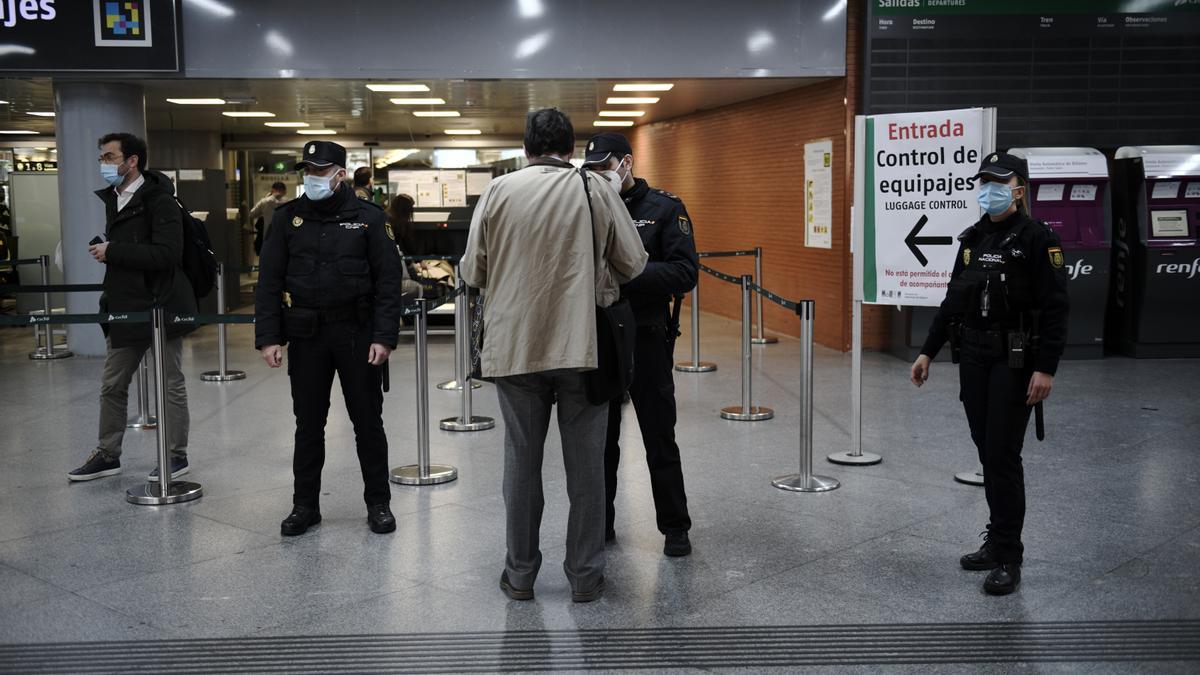 Control policial en la estación de Atocha (Madrid).