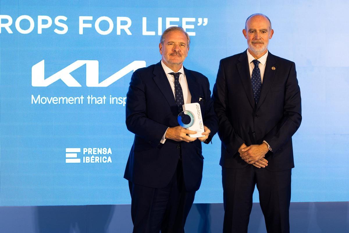 Eduardo Divar, director general de Kia Iberia, junto a Xavier Pérez, director de motor de Prensa Ibérica