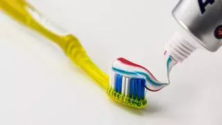 La verdadera razón por la que algunas pastas de dientes son de tres colores: no sirve para lo que pensabas