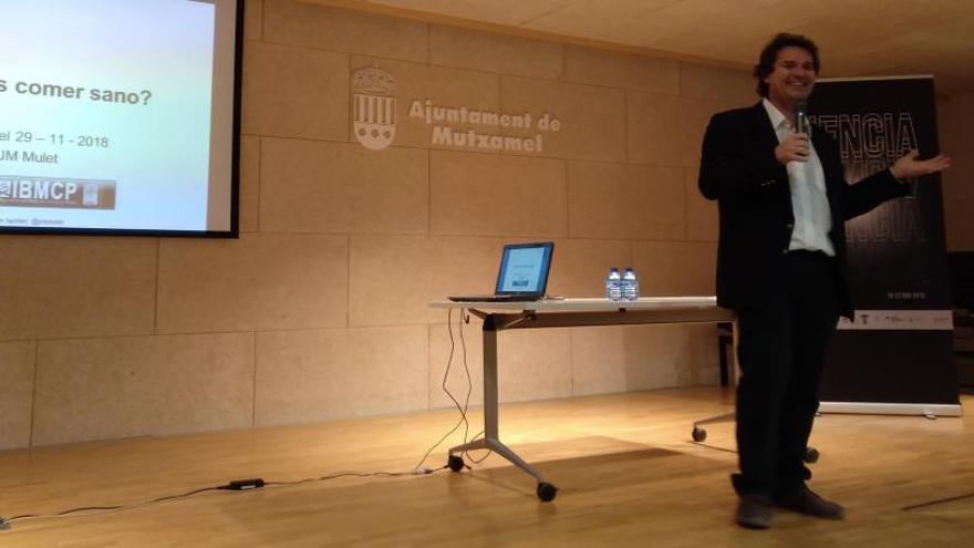 José Miguel Mulet durante su conferencia