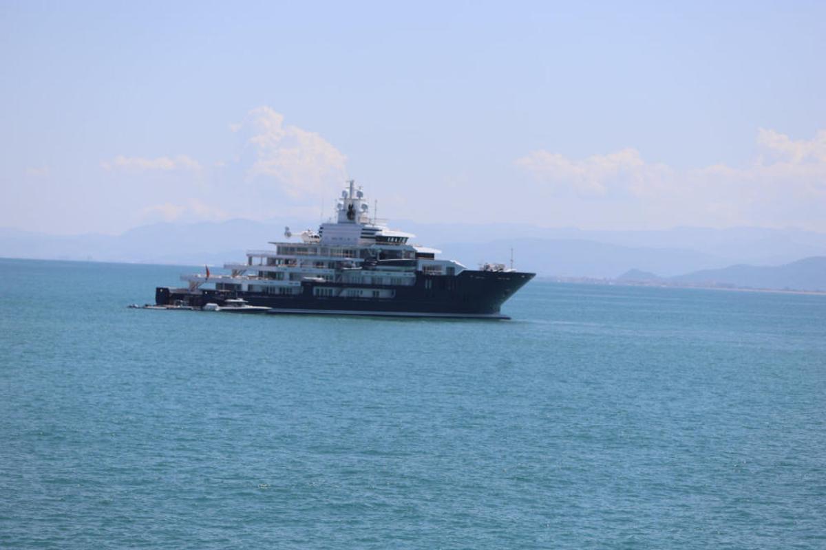 Ulysses, el cuarto yate más caro del mundo fondea en Cullera