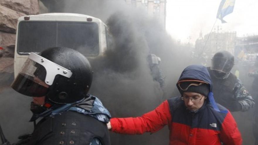 Policia y manifestantes se enfrentan en Kiev