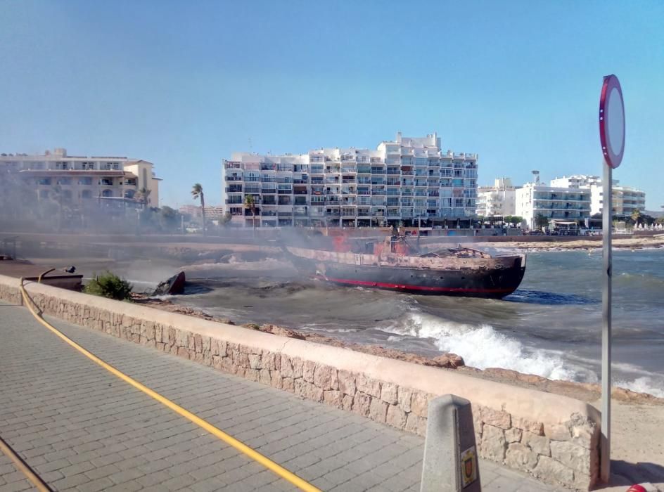 Arden dos barcos enfrente de la costa de Ibiza