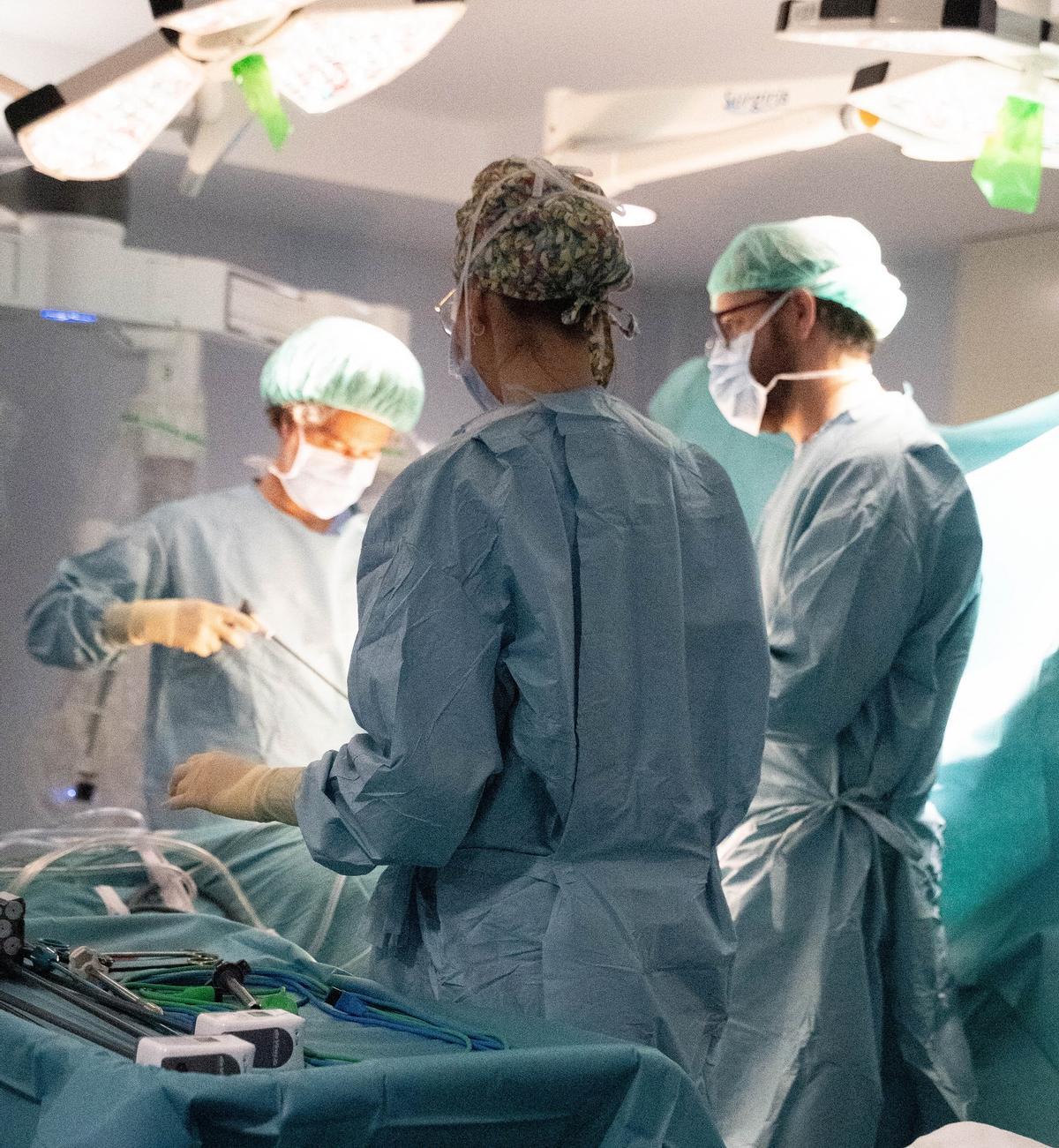 El doctor Fernando Ascarnio es uno de los dos especialistas en realizar la intervención para acabar con la hiperhidrosis.