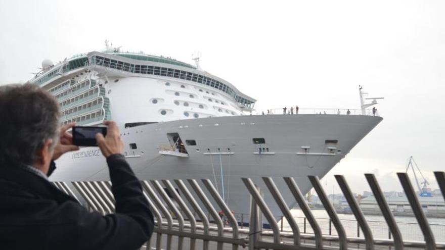 El tráfico de cruceristas se duplica en A Coruña en 2017 mientras cae un 6% en los puertos de Vigo y Ferrol