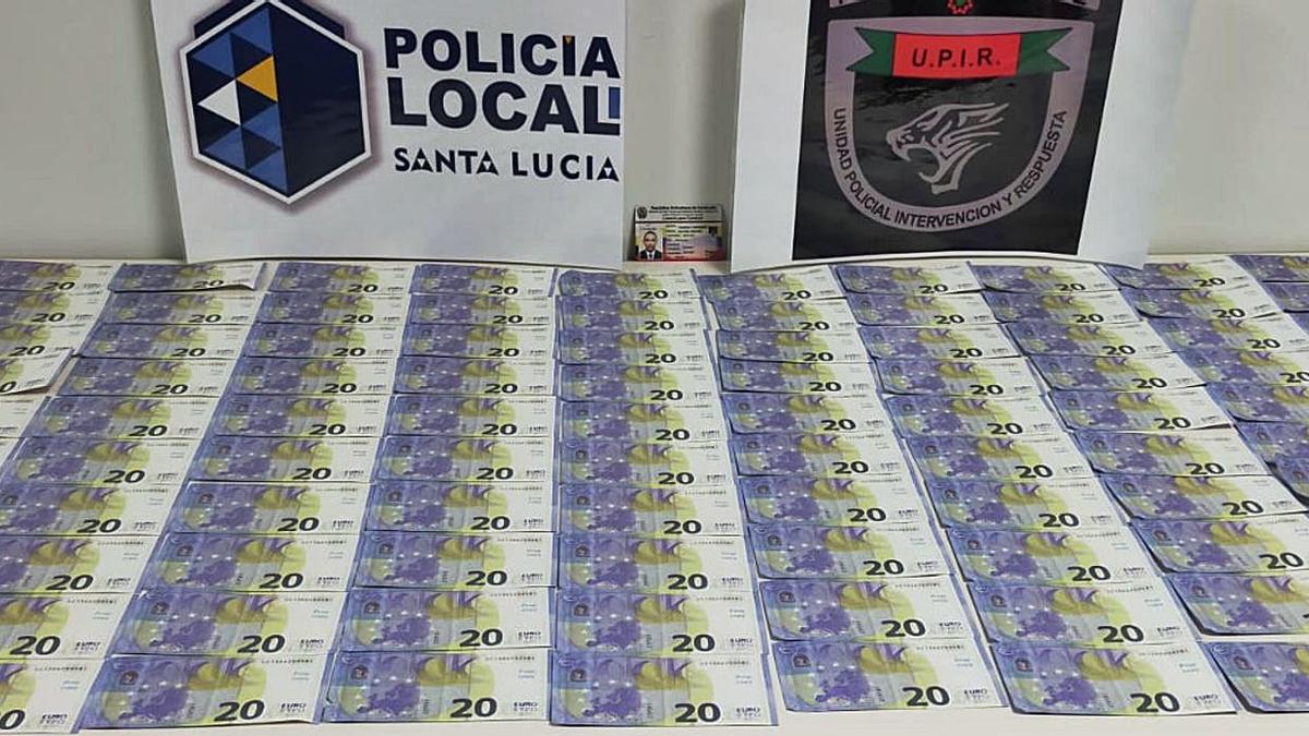 Imagen de los 97 billetes de 20 euros falsificados que fueron descubiertos en un control por la Policía Local de Santa Lucía. | | LP/DLP