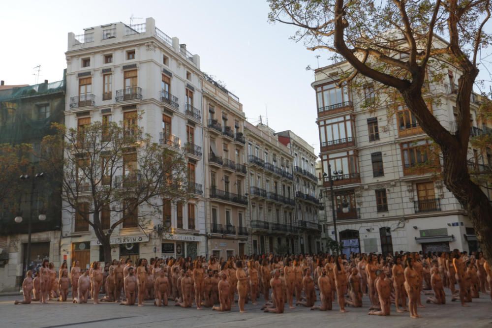 Spencer Tunick desnuda a 2.000 personas en València frente a las Torres de Serranos