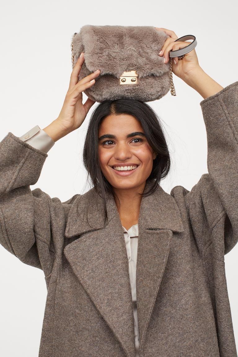 Bolso de pelo sintético, de H&M