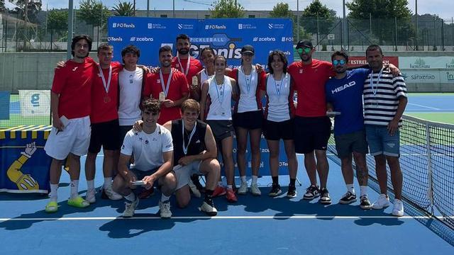 Formación de los equipos masculino y femenino del Recreo Cultural, con sus medallas. |