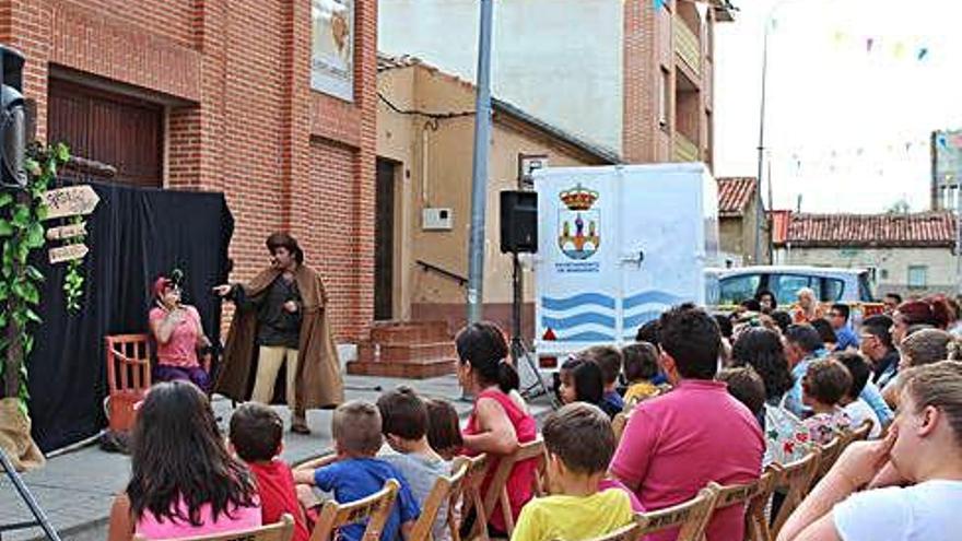 El peregrino y su compañera, durante la actuación en el barrio San Isidro.