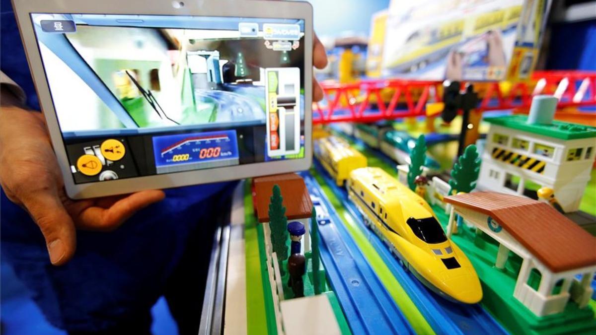 Tren de juguete con cámaras en la feria del juguete de Tokio.