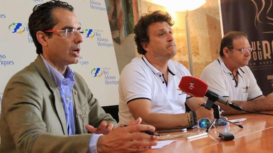 El secretario de la FRAH, José Luis González Prada, y representantes de la organización.