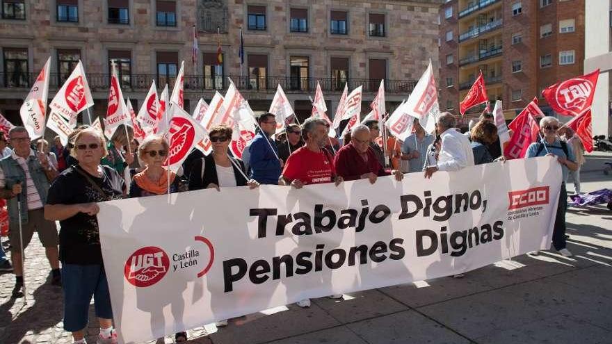 Concentración de pensionistas frente a la Subdelegación del Gobierno, ayer en Zamora.