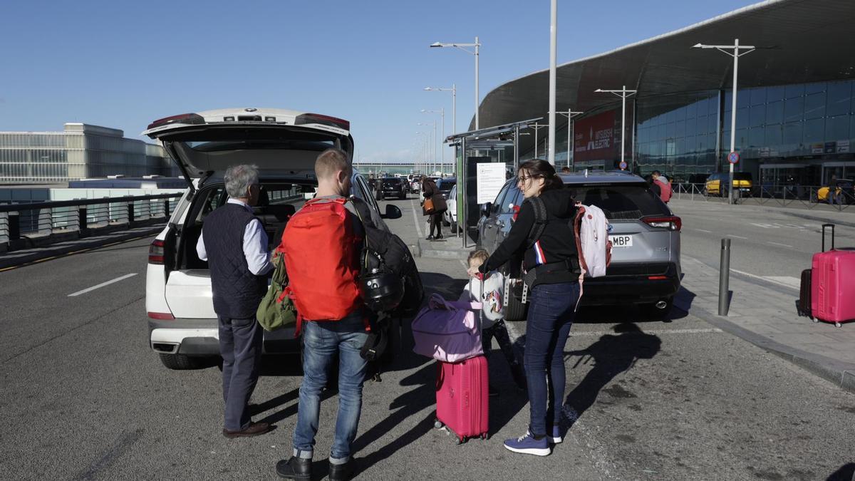 Una familia, en la zona del Párking Express del aeropuerto de Barcelona-El Prat.