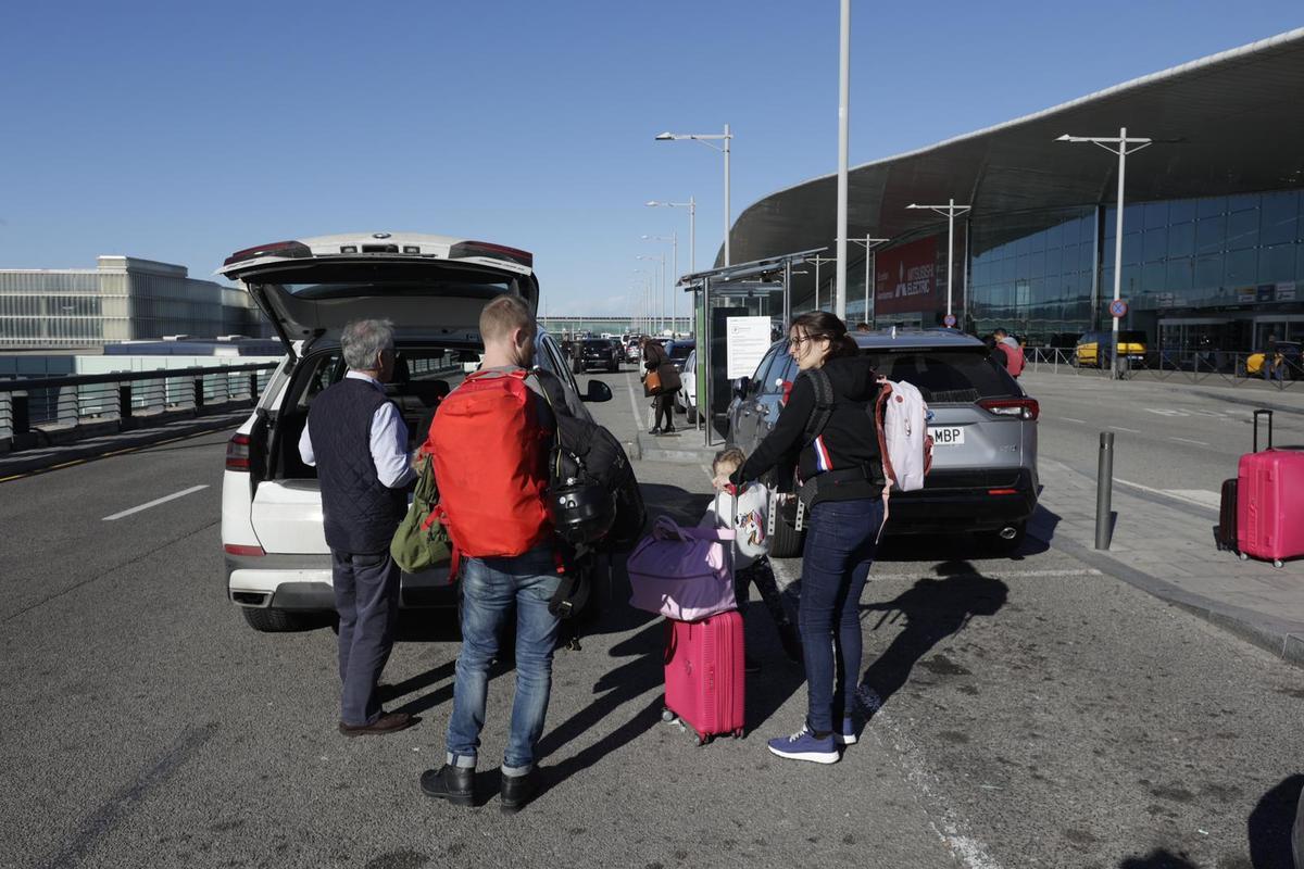 Vigila si utilitzes el pàrquing exprés de l’aeroport de Barcelona: ja no hi pots estacionar 15 minuts