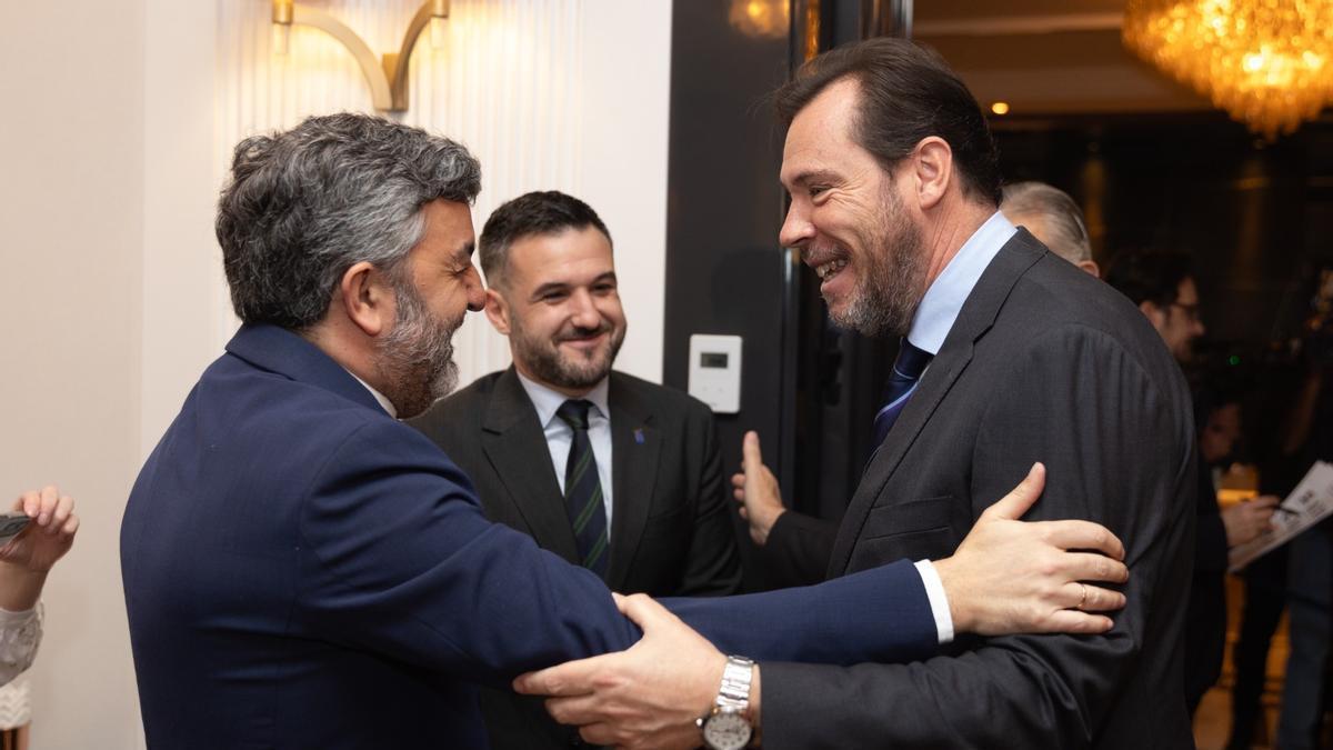 Alejandro Calvo saluda a Óscar Puente, con Jorge García al fondo