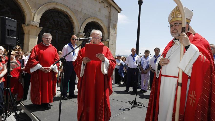 El arzobispo Sanz Montes, en la bendición de aguas de San Pedro de 2018