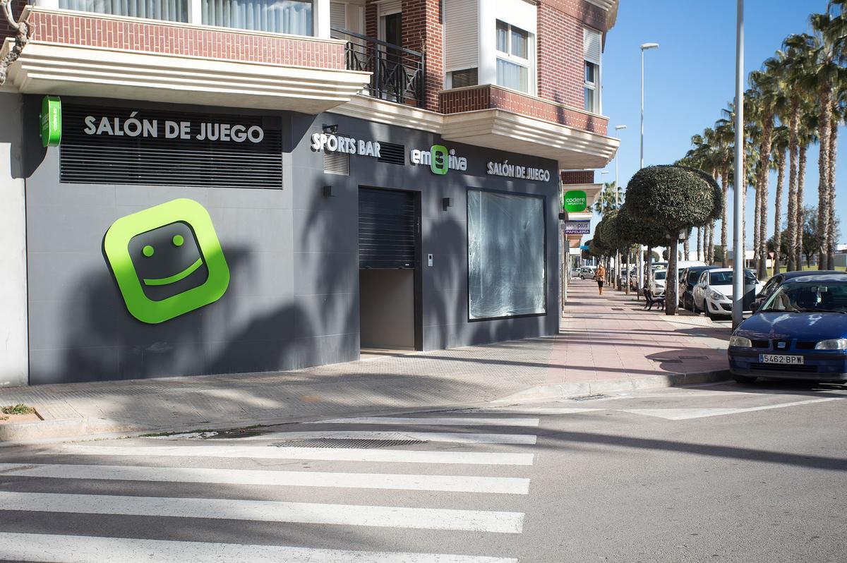 Casa de apuestas deportivas junto al IES LLombai en Burriana.