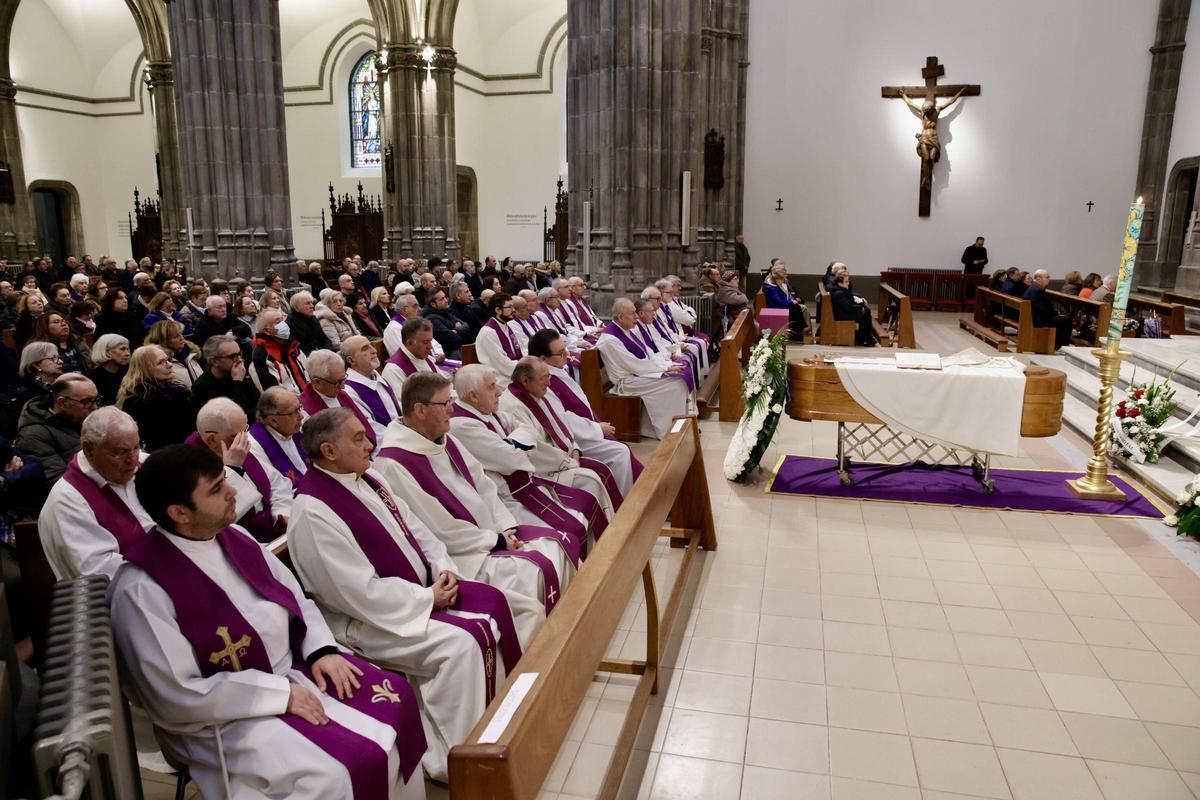 EN IMÁGENES: El funeral de "Donvi" en la iglesia de San Lorenzo de Gijón