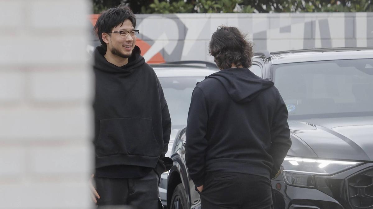 Kiat Lim, presidente del Valencia CF, sonríe en una foto durante una visita la Ciudad Deportiva de Paterna.
