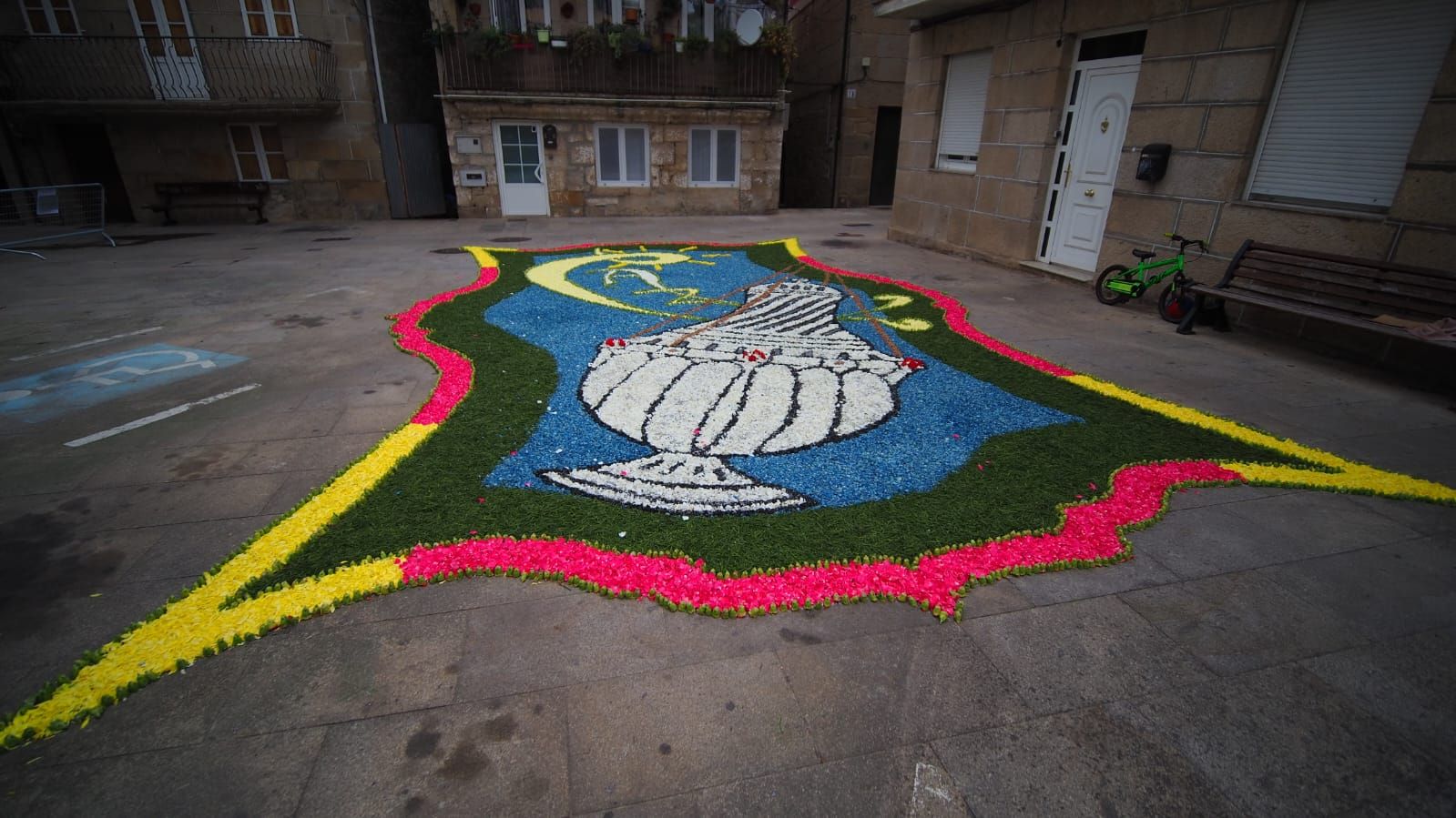 Redondela, cubierta por sus alfombras de flores