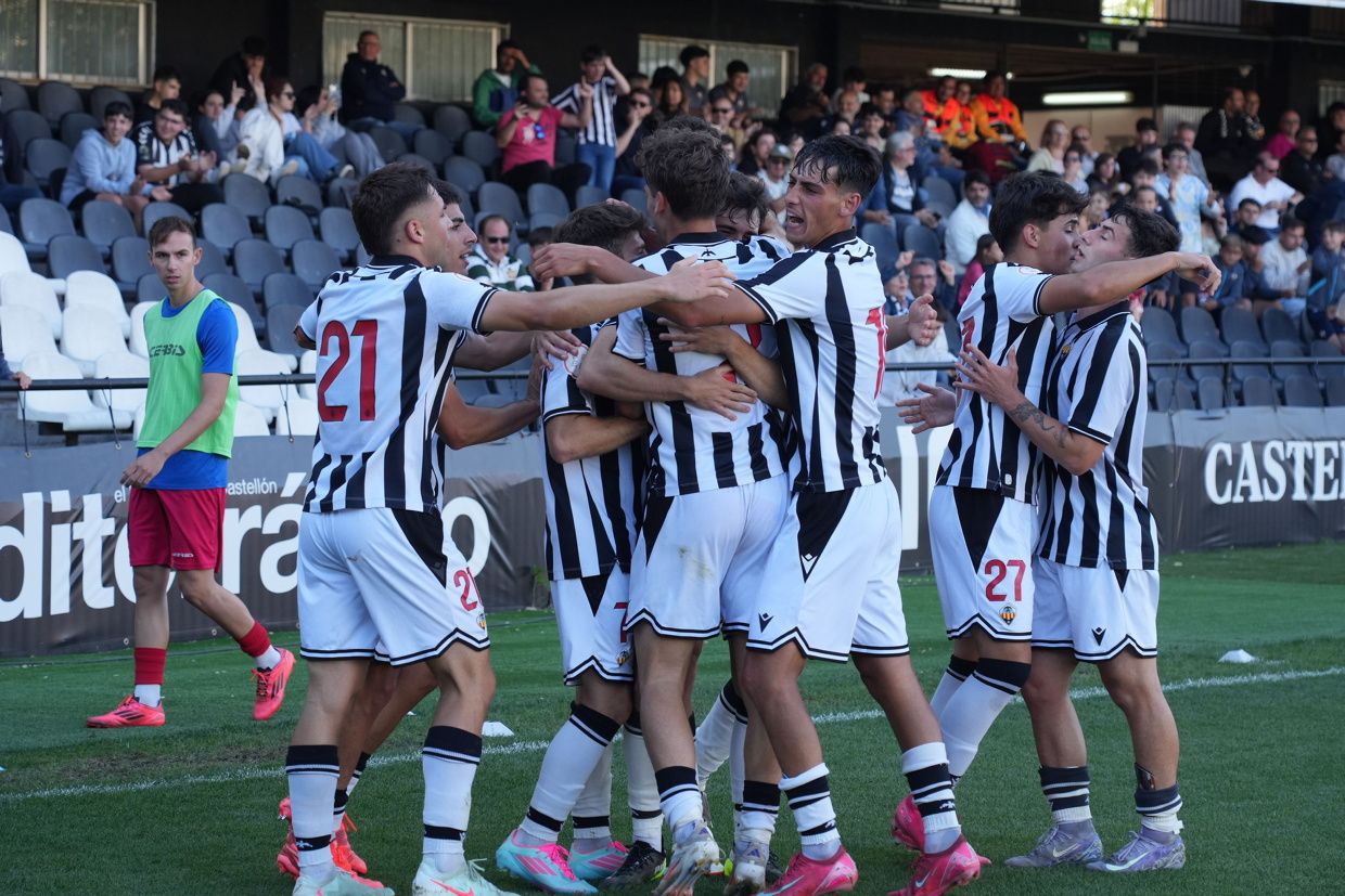 ¡Las mejores imágenes de la celebración del ascenso a Segunda Federación del Castellón B!