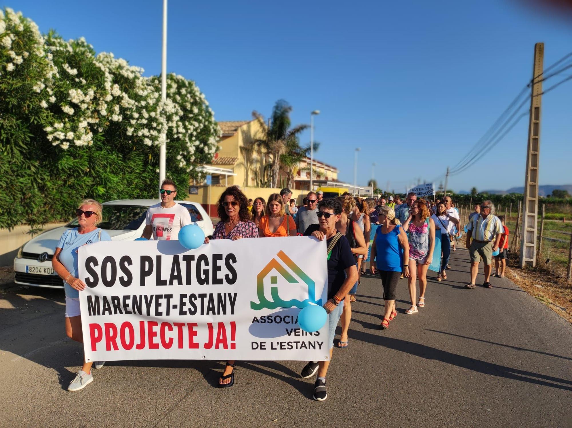 Miles de vecinos de los pueblos de la costa protestan contra los derribos en primera línea