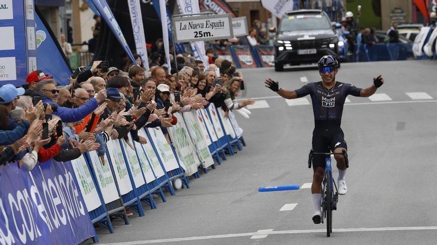 El mexicano Edgar Cadena sorprende y gana en la meta de Vegadeo en la tercera etapa de la Vuelta Ciclista a Asturias
