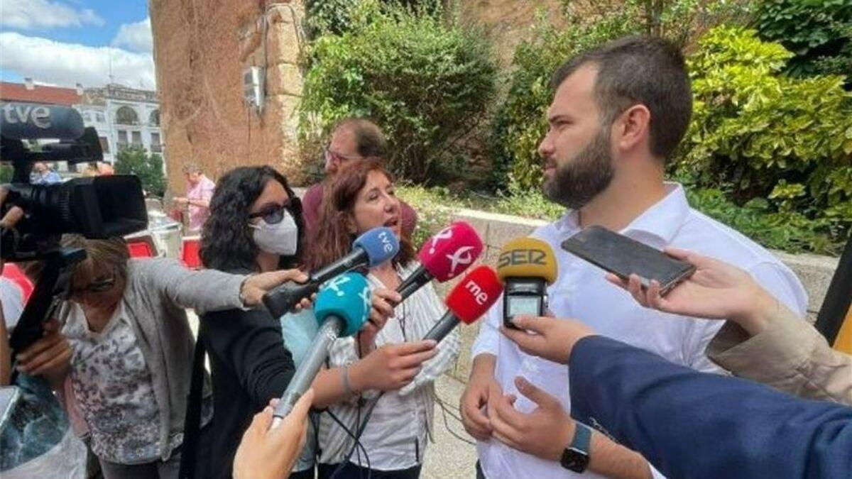 El alcalde, este viernes, atendiendo a los medios de comunicación.