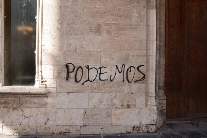 El vandalismo daña la puerta y la fachada de la Lonja