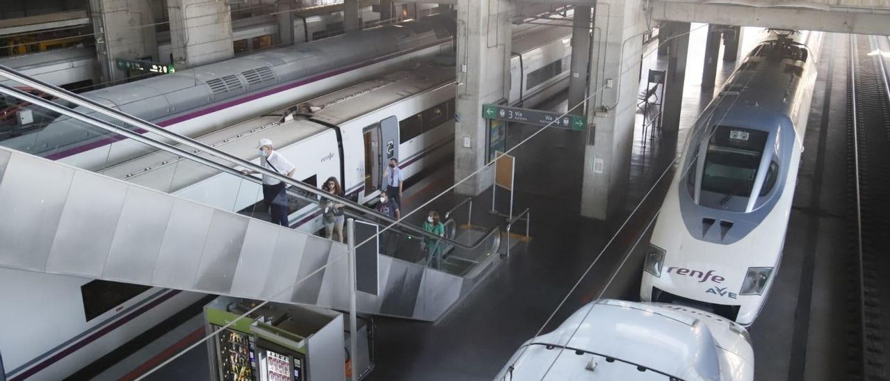 Vista de los trenes AVE parados antes del restablecimiento del servicio, este viernes, en Córdoba.