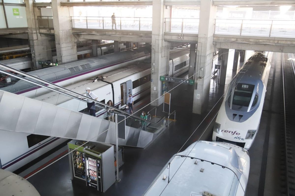 Vista de los trenes AVE parados antes del restablecimiento del servicio, este viernes, en Córdoba.