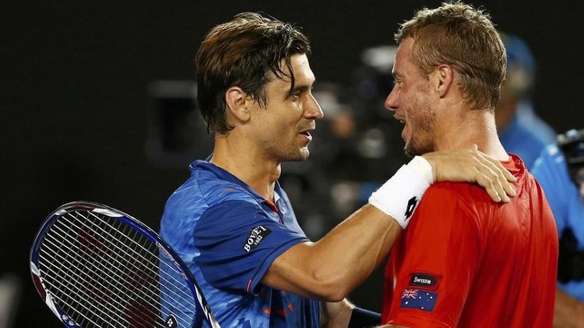 David Ferrer y Lleyton Hewitt charlan tras la conclusión del encuentro