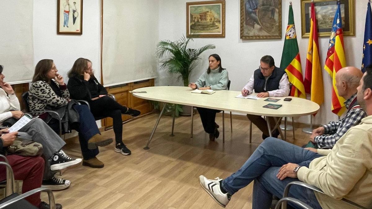 Los ediles Ester Giner y Paco Cabañero se han reunido este martes con los vecinos del Grau de Castelló.