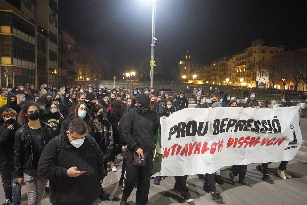 Unes 150 persones es manifesten a Girona sota el lema «Prou repressió, antiavalots dissolució»