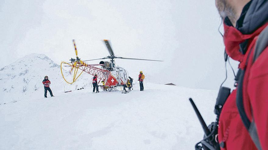 Un helicóptero de rescate en la zona de la avalancha.