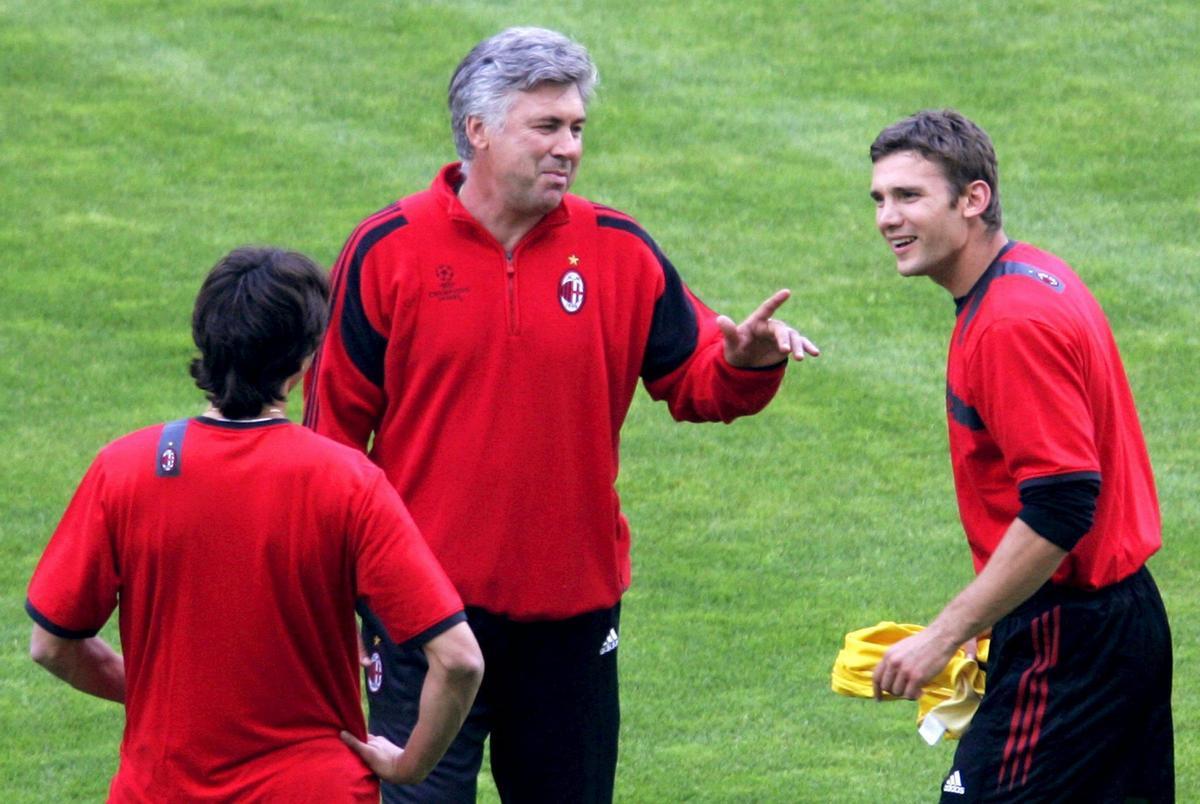 El italiano Ancelotti, en su época de entrenador del Milán, charla con Andriy Shevchenko durante un entrenamiento.