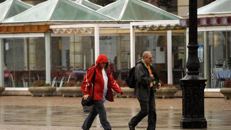 Tarde de lluvia, ayer, en la Plaza de María Pita de A Coruña. / 13Fotos