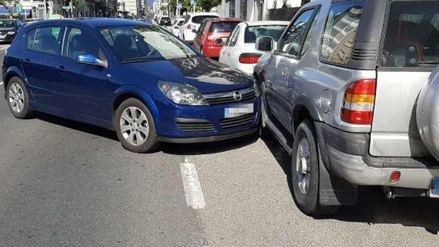 Imagen del turismo, tras colisionar con otro vehículo aparcado.