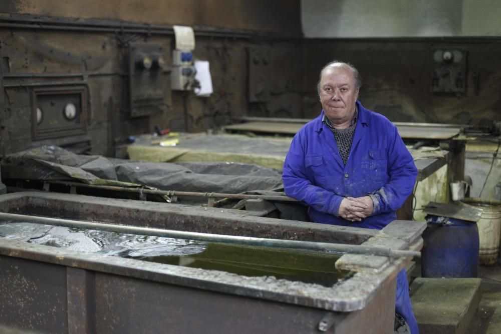 El cromador i restaurador de metalls del Barri Vell Joan Ensesa (mort el 2016) al taller que tenia a l'antiga Sala Odeón