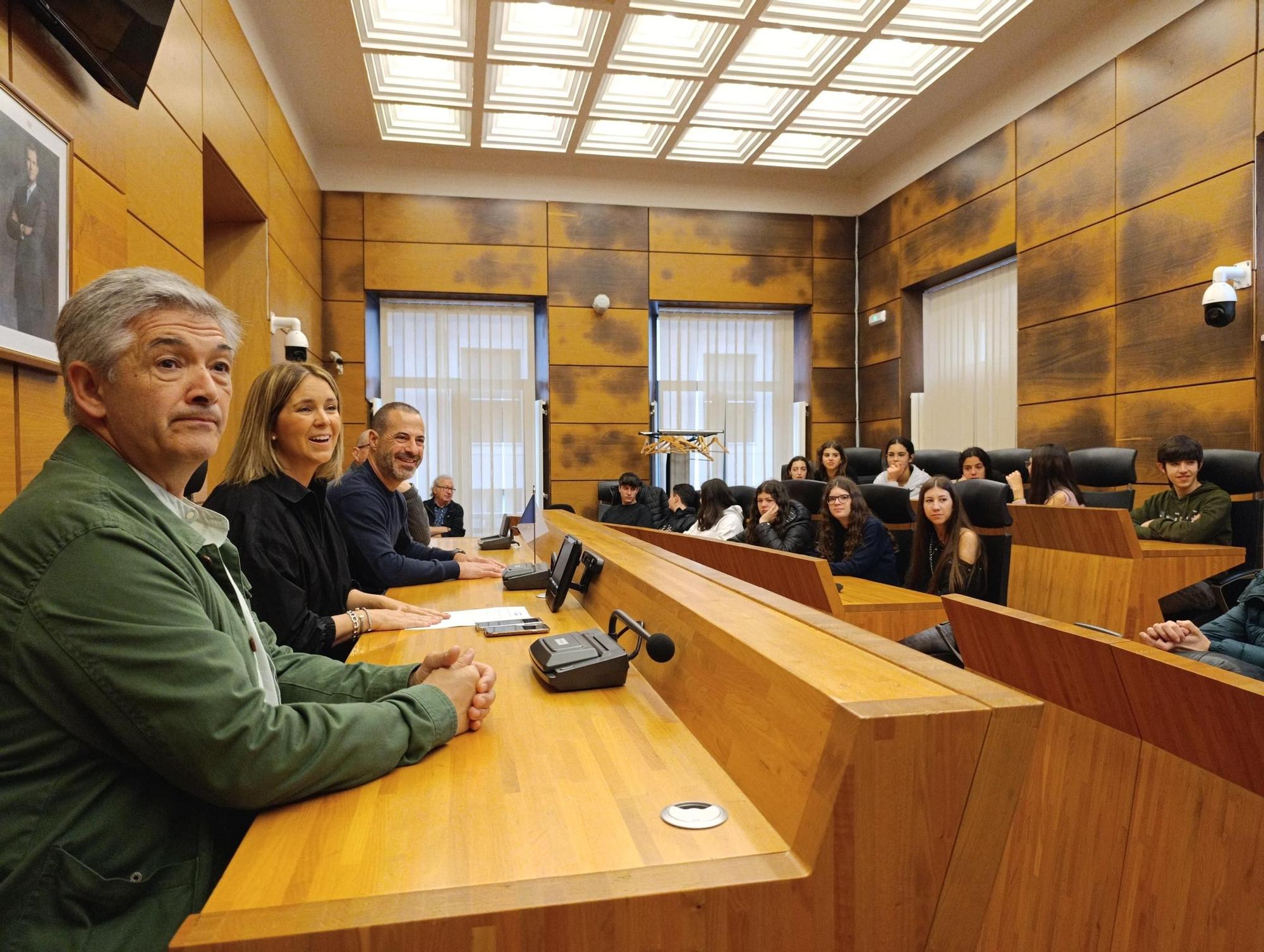 La visita de la Banda de Música del Conservatorio de Sabadell al Ayuntamiento de Siero, en imágenes